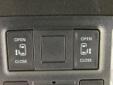 【両側スライドドア】駐車場で隣の車との間隔が狭く乗りにくい時、スライドドアなら安心!ドアオープン時も幅を取らず、開口部が広いので乗り降りがとっても簡単です。大きな荷物の出し入れも後席から可能♪