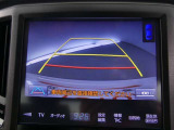 バックガイドモニター付き。車両後方の映像をナビ画面に表示し、駐車などの後退操作をサポートします。