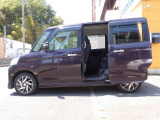 両側パワースライドドアは、車両の両側に電動で開閉できるスライドドアを備えた機能で、特に子育て世代や荷物の出し入れが多い方に便利です。