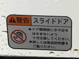 見た目が大事!な外装はぴかっとキレイに磨いており、経年のくすみもよみがえっております。ヘッドライトやドア周辺を磨く際にはマスキングテープを使用して保護しながら丁寧に作業をしております。