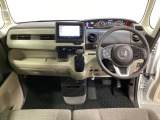 車内は光触媒抗菌消臭施工済です。スタイリッシュなデザインで暖かみのあるインパネ周りを演出します。グローブボックスやカップホルダーのほかにトレーなどたくさんの収納スペースが装備されています。