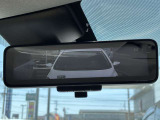 スマートルームミラーも付いています。後方ピラーや荷物、後席に同乗している方や曇りなど視界が遮られた場合でも後方カメラからの映像で安全確認をすることができます。