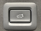 【パワーバックドア】スマートキーや運転席のボタンを押すだけでリアゲートが自動で開閉します!荷物を持っている時や、高い位置にあるバックドアを閉める際に便利な機能です♪