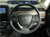 【Honda SENSING】 カメラ等装置で精度の高い検知能力を発揮、安全運転を支援します。ステアリング上のコントローラーに注目!