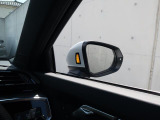 アウディサイドアシスト『後方の死角を並走する車両を検知しドアミラーの内側のLEDが点灯。ドライバーに注意を促し事故を未然に防ぐシステムです。』