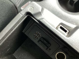 センターコンソール内にUSB端子2個&AUXミニジャック1個 ミュージックプレーヤー接続でお気に入りの音楽を楽しむことが出来ます♪USB端子接続で可能な端末充電を同時に2個行うことが出来ます。