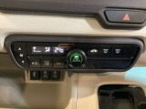 【オートエアコン】外気温や日差しに合わせて、賢く空調をコントロール。設定した温度をキープし続けてくれるから、運転に集中することができます。