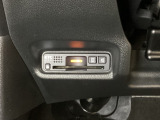 ハンドルの左下にETCがついています。高速道路の料金所の通過も楽々です。 カードの取り出しもしやすい場所についています。