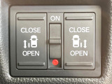 【両側パワースライドドア】スマートキーや運転席のスイッチで後席両側スライドドアの開閉が可能♪電動だから力を入れてドアを開ける必要が無く、小さなお子様でも簡単に開け閉めでき快適です♪