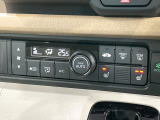 【オートエアコン】一度お好みの温度に設定すれば、車内の温度を検知し風量や温度を自動で調整。暑い&hellip;寒い&hellip;と何度もスイッチ操作をする必要はありません。快適な車内空間には必須の機能ですね♪