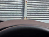 運転視界の遠方上方に虚像を投影することで前を見ながら情報の視認ができます。本当にドライバーが必要な情報を適切に伝え、楽しんで頂くことを考えた新世代装備です。※虚像は2.6m前方に浮かぶイメージです。