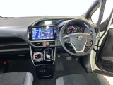 運転席周りのレイアウトをご覧ください。ナビゲーションが綺麗に装着されすっきり収まってますね!