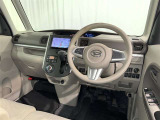 運転席まわりです。 各操作スイッチは使いやすい位置に配置されてます。