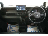 運転にかかわる様々な操作を安全に行えるように視点移動が少なく、操作性に配慮されたスイッチ類が凝縮されたコクピットです。