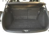 広い荷室に加え、荷物を目隠しできるトノカバーを装備。プライバシーを守りつつ荷物をスッキリ収納でき、日常使いからレジャーまで幅広く活躍します。