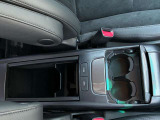 運転席と助手席の間にドリンクホルダーと小物入れございます。小物入れはスイッチ1つで開け閉めできますよ。