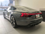 大径ホイールや彫刻的なデザインのドアパネル、quattro ブリスターフェンダーが、Audi e-tron GT に力強さを与えております。