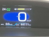 視認性に優れたメーターを採用しており、走行中でも車速や情報が分かりやすく表示されます。運転時の視線移動をむりのない範囲に抑え、快適で安心感のあるドライブをサポートします。
