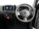 運転席側から見た写真です、お車にマッチングするように考えられたインパネデザイン!沢山のスイッチ類も運転される方が使いやすい位置に配置されていますね!