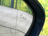 【ブラインドスポットモニター】走行中、ドアミラーの死角になりやすい箇所に後続車が接近するとサイドミラーのレンズに警告を表示!ドライバーに注意喚起をしてくれます。