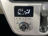 【オートエアコン】一度お好みの温度に設定すれば、車内の温度を検知し風量や温度を自動で調整。暑い&hellip;寒い&hellip;と何度もスイッチ操作をする必要はありません。快適な車内空間には必須の機能ですね♪