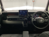 運転席と助手席の間はすっきり、移動も楽々です。さっと手が届く位置にATセレクトレバーやエアコンスイッチなどがあり操作性に優れています