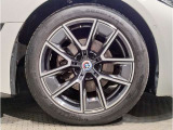 BMWの純正アロイホイールは軽量かつ強度にも優れているホイールで走行性能を引き上げる設計になっております。足元にもBMWは妥協がなくこだわっている個所になります。