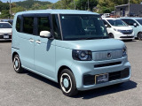 狭い駐車場でも、スライドドアならチャイルドシートへのお子さまの乗降や荷物の積載もスムーズ。