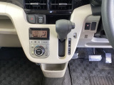 足元スッキリ、インパネシフトです。パーキングブレーキはフットブレーキタイプなので、運転席と助手席の間がスッキリしています。