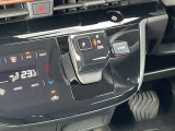 電制シフトは、手首を軽く動かすだけで操作できる、まったく新しい操作感です。