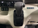 CVT車のセレクトレバーです。低速から高速まで、変速ショックのないスムーズな走りを実現するとともに、エンジン効率のよい領域を維持することで燃費にも貢献します。