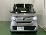 LEDヘッドライトを装備しています。LEDヘッドライトはとても明るく、雨の日や夜間走行も安全・安心です。オートライトコントロール付きで周囲の明るさに応じて自動で点灯・消灯します
