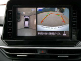 リバースにシフトするとまるで上空から見下ろしているような感じにナビゲーション画面に映し出します
