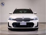 ☆BMWの代名詞とも言える【キドニーグリル】一目見ただけでBMW車であると認識できる確固たるアイコンとして存在感を放ちます☆