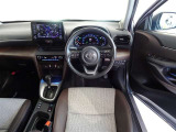 革巻きステアリングで快適な操作性の運転席です。