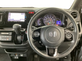 【ハンドル】運転にかかわる様々な操作を安全に行えるように視点移動が少なく操作性に配慮されたスイッチ類が凝縮されたコックピットです。