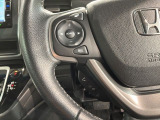 ステアリングにオーディオ操作スイッチが付いています。オーディオ画面に直接タッチしなくても操作が出来ますので、運転に集中できます。