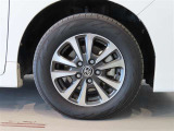 純正のアルミホイール装着車です。タイヤサイズは195/65R15です。