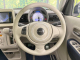 インテリアに合わせたデザインのステアリングは、運転される方のことも考え、運転しやすい形状、大きさです。是非一度、実際に触ってお確かめください。