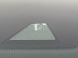 【プリクラッシュセーフティ】前方の車両等を検知し、衝突しそうな時は警報で注意を促し、ブレーキを踏む力をサポート。ブレーキを踏めなかった場合は衝突被害軽減ブレーキが作動、衝突回避をサポートします。