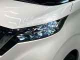 【LEDヘッドライト】悪天候や夜間走行時も良好な視界を確保し安心して運転できる高輝度LEDヘッドライトを装備!点灯速度が早く、消費電力も抑えられています。