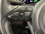 ステアリングスイッチ付きで、運転中に視線を前に向けたまま操作できます。