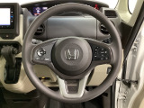 ハンドルにHondaセンシング系のクルーズコントロールやレーンキープアシストなどのスイッチと、オーディオの操作スイッチが装備されています。ハンドルから手を離さず安全に操作できます。