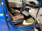 運転席は、大きな座面と包み込むような背もたれがドライバーの身体全体をしっかり支えます。上質なシート素材と座り心地のよいクッションを採用し、長時間の運転やコーナーの多い道も快適です。