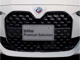 BMWの伝統の丸目4灯ヘッドライトでございます。LEDライトで視認性もよく明るく安全性の向上につながります。