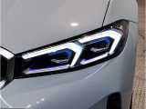【LEDヘッドライト】先進のLEDテクノロジーを採用。放射される白色光の周波特性は太陽光に近く、バイキセノン・ヘッドライトを上回るコントラストで更に明るく輝きます!