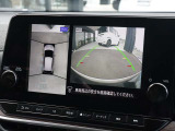【アラウンドビューモニター】クルマを真上から見下ろしているかのような映像が表示され、周囲の状況がひと目で把握できます!駐車が苦手な方でも安心してスマートに駐車できます!