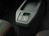 ボタン操作だけで駐車ブレーキをかけたり、解除したりできる、電子パーキングブレーキ付き。