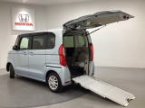 当車はスロープ付きの車いす仕様車です。緩やかなスロープをウインチで車いすを引っ張って乗り降りができます。福祉車両の総額表示価格は課税・非課税で変わります。詳細はスタッフにお問い合わせ下さい。