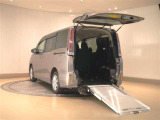 車いすに乗ったまま乗り降りできるスロープを装備したウェルキャブ車!